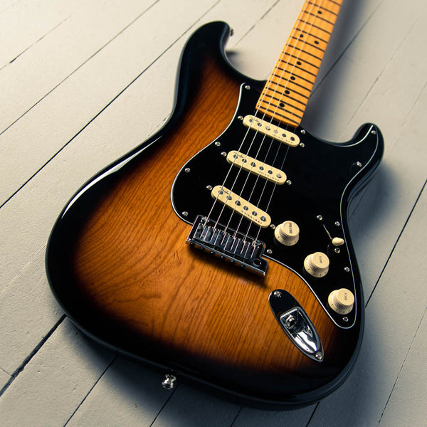 Fender American Ultra Luxe Strat 2-Color Sunburst, Maple SSS #US22033913