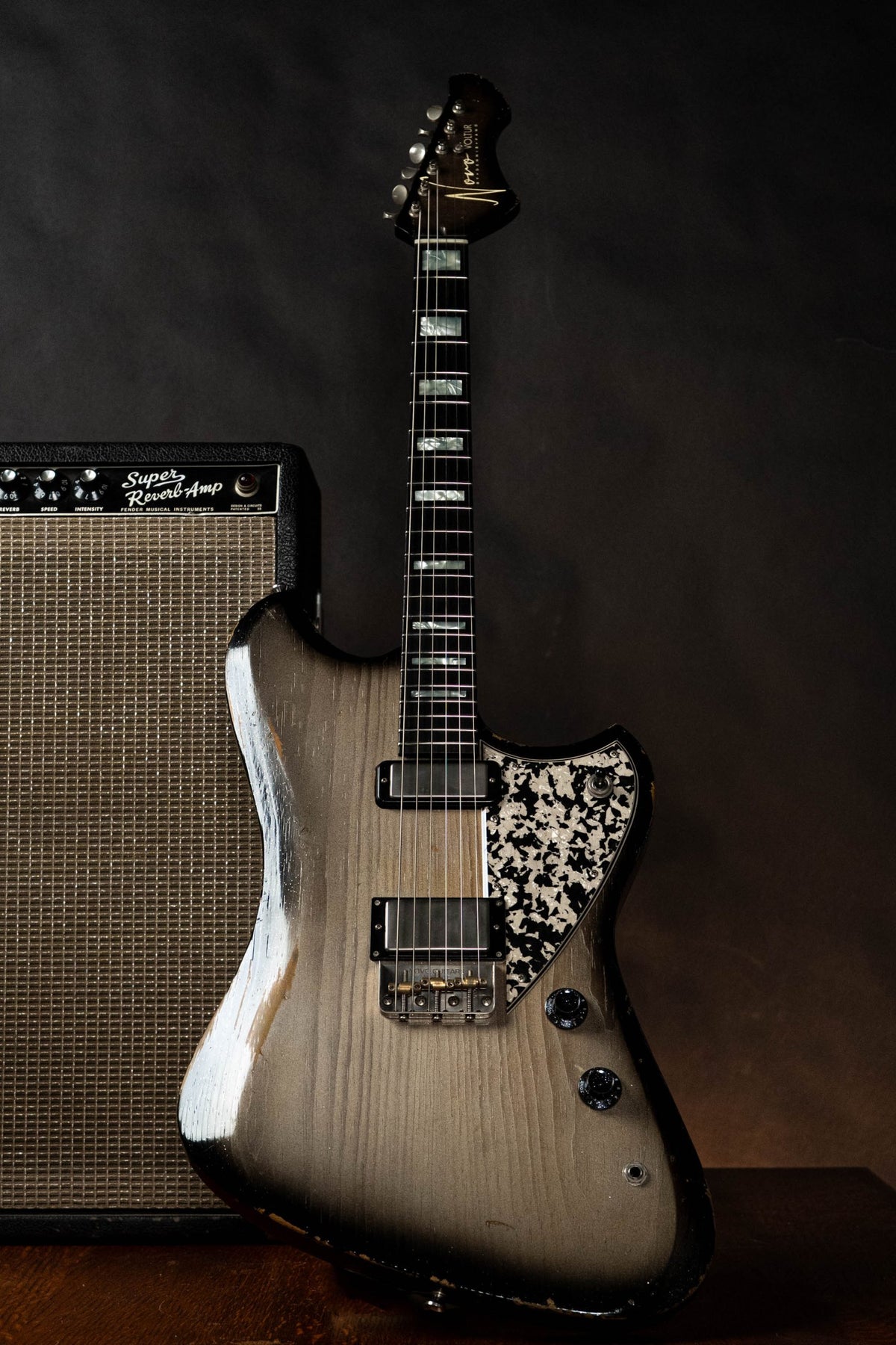 Novo Voltur Trans Inca Silvertone Burst - Dealer SIgnature