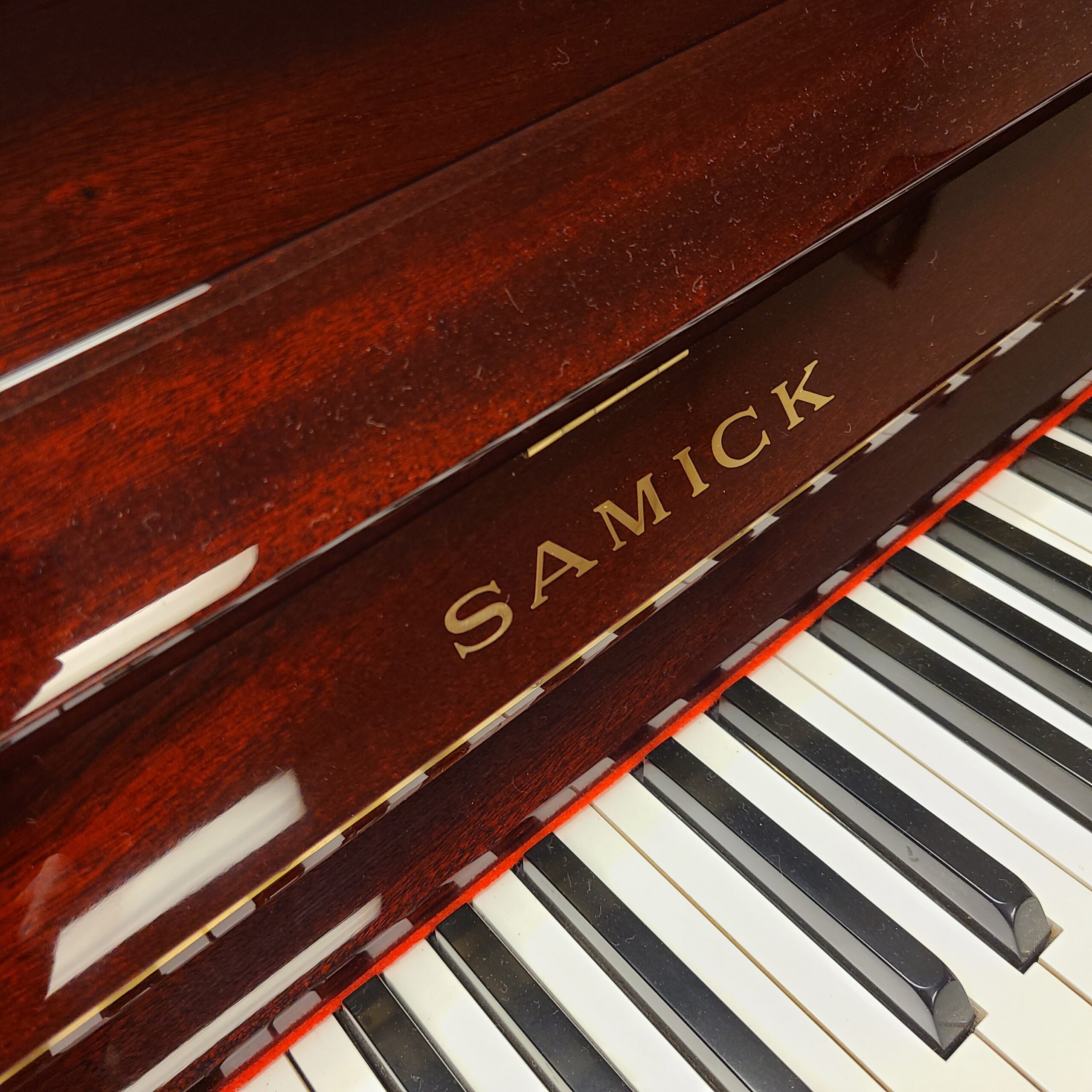 Piano droit d'occasion SAMICK 118 - Atelier du piano Orléans